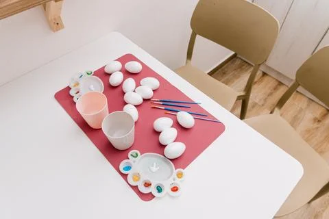 White plastic eggs and paints on flat lay, traditional festive Easter creat.. Stock Photos