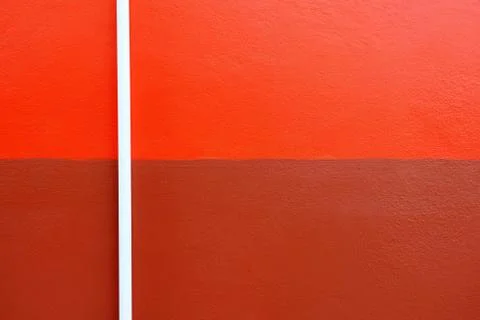 White Plastic Pipe on Two Tone Painted Concrete Wall. Foto stock