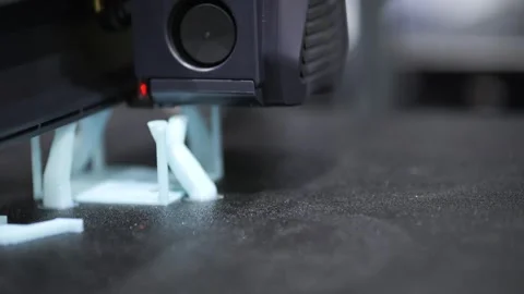 White plastic strands form as printer head moves slowly 스톡 동영상 345380586