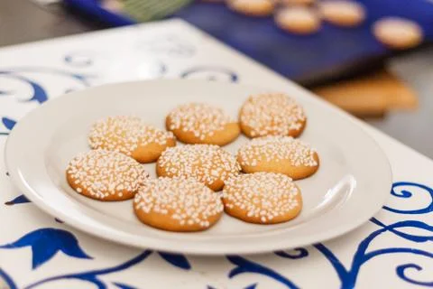 White plate with light brown biscuits with sugar pieces Foto stock