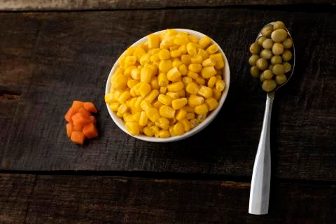 White plate on rustic table with vegetables. Stock-Fotos