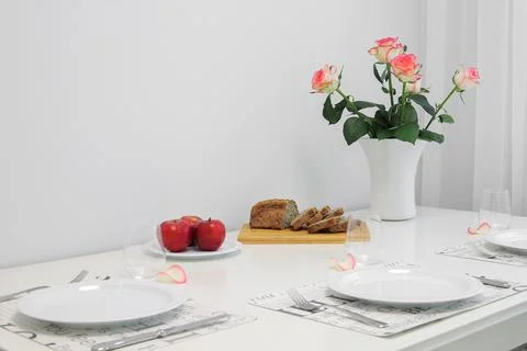 White plates on the kitchen table Foto stock