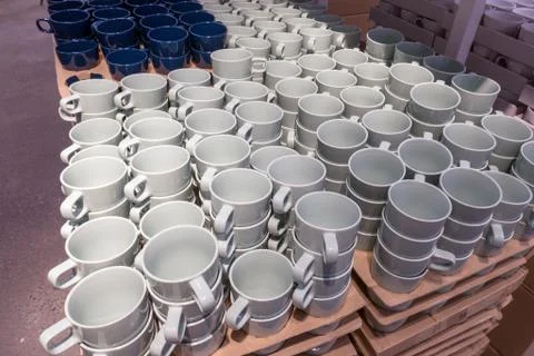 White plates in the store Stock Photos
