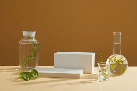 White podiums in rectangle shape decorated with some laboratory glassware of  Foto stock