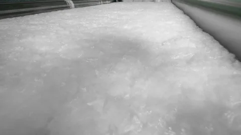 White polyester batting moving on a factory conveyor. 库存影片 109960504