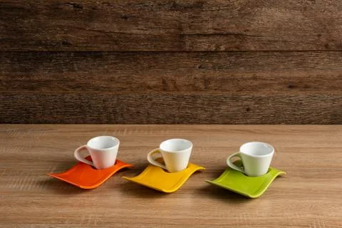 White porcelain coffee cups on a light wooden board Foto stock
