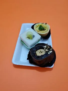 White pudding, egg rolls, chocolate filled with bananas Foto stock