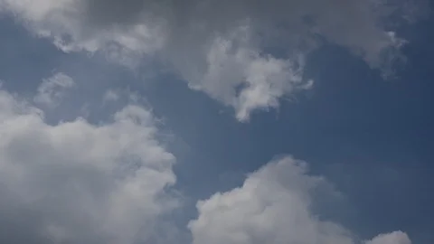 White puffy clouds and blue sky time-lapse 動画素材 122556785