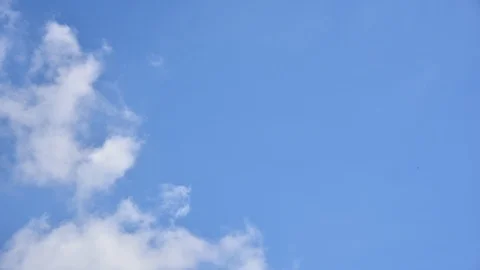 White puffy clouds and blue sky time-lapse 動画素材 125121567