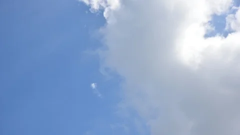 White puffy clouds and blue sky time-lapse 動画素材 125121570