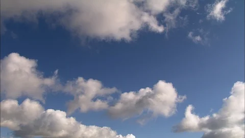 White puffy clouds over the blue sky, Rich blue sky and fluffy white clouds Vidéo 109153574