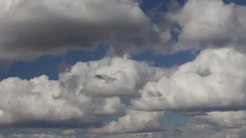 White puffy, cumulus clouds. Time lapse  beautiful clouds.  스톡 동영상 100284098