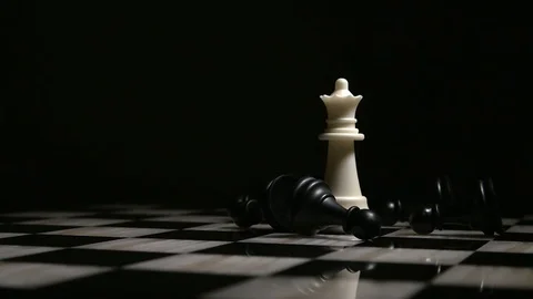 White Queen surrounded by fallen pawns, on a marble chess board 動画素材 92525650