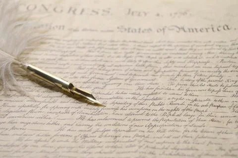 White Quill Pen on Blurred Declaration of Independence Foto stock