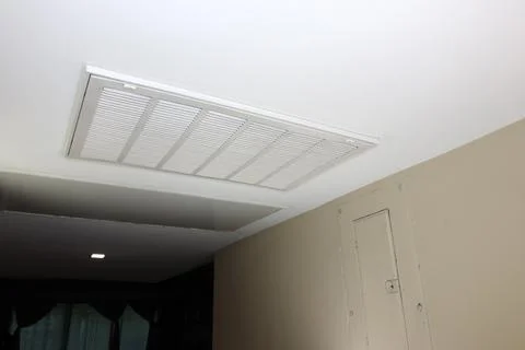 White Rectangle HVAC Air Return Vent Grill in a Home Ceiling Stock-Fotos