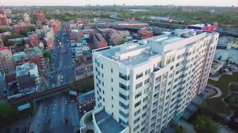 White Residential Tower Above an Elevated Rail Line and Boulevard Vídeo Stock 62820708