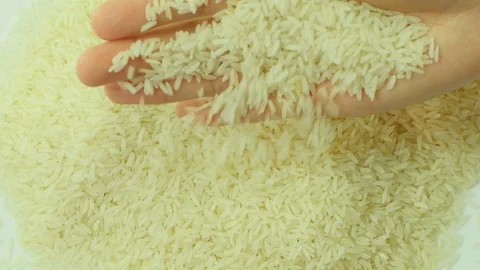 White rice falling from hand. 库存影片 89613164