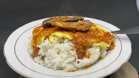 White rice with a side dish of egg and sardines wrapped in red chili Video stock 207787240