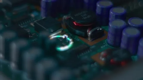 The white ring grows from the printed circuit board with electronic components 库存影片 313150572