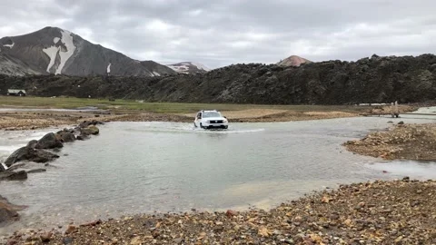 White off road 4x4 Renault duster car crossing flooded river in Iceland Vídeo Stock 162370560