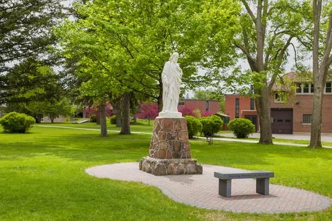 White Robbed Statue and Bench on the Campus of College of Saint Benedict.. Foto stock