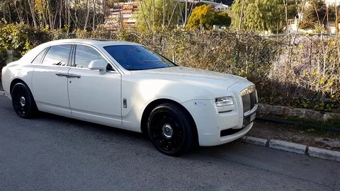 White Rolls-Royce Ghost Stockbeeldmateriaal 101807758