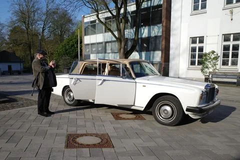 A white Rolls-Royce Silver Shadow wedding car Фото