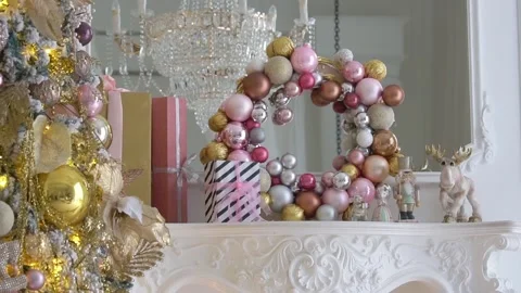 White room interior with New Year tree decorated Vidéo 98065154