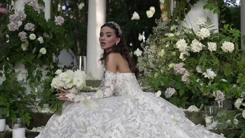 White rose petals fall on the bride in a princess dress from above Vidéo 261688336