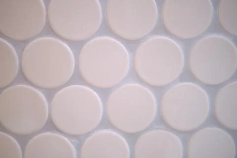 Off white round mosaic tile pattern. Modern circle wall texture. Decorative i Foto stock