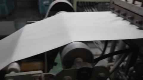 White Rubber Sheet Rolling Through Calender Machine Close Up Vídeo Stock 339736489