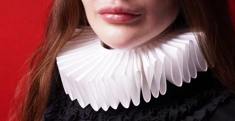 White ruff or ruffled collar worn by unrecognizable lady Foto stock