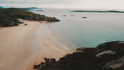 White sand beach between the cliffs meet the ocean 動画素材 113741316