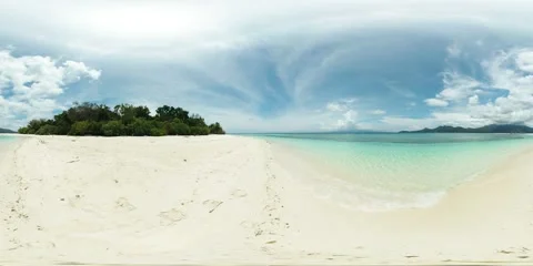 White sand beach in Camiguin, Philippines. Mantigue Island. Virtual Reality 360. 動画素材 252013087
