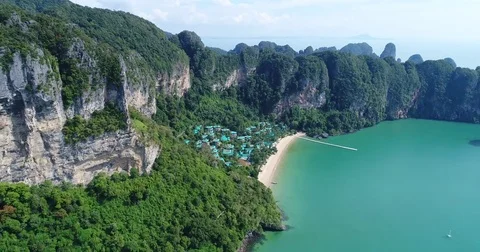 White sand cove and floating jetty below karst walls Vídeos de archivo 71297410