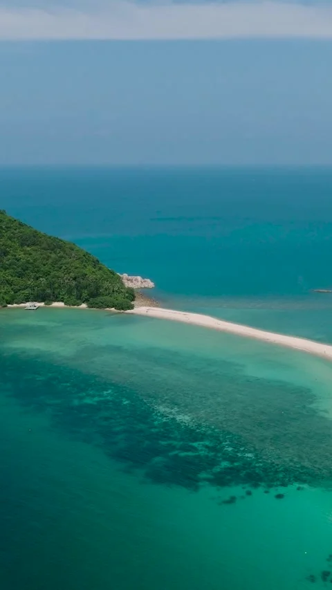 White sand in Ko Ma Beach surrounded by turquoise water. Ko Pha Ngan, Thailand. Stock Footage 337441733