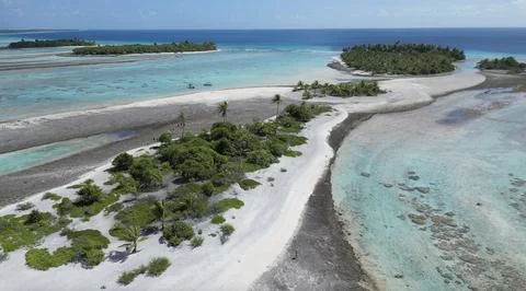 White sand peninsula surrounded by clear water in French Polynesia offers a Foto stock
