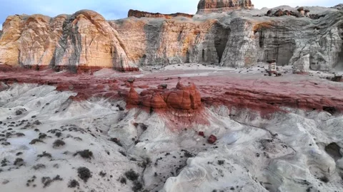 White Sandstone With Red Rocks Surrounding The Toadstool Hoodoos In Kanab 動画素材 277243158