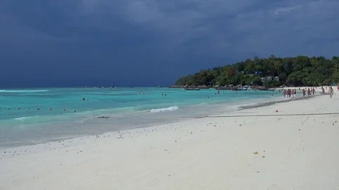 White sandy beach and stormy sky, Koh Lipe Vidéo 72764042