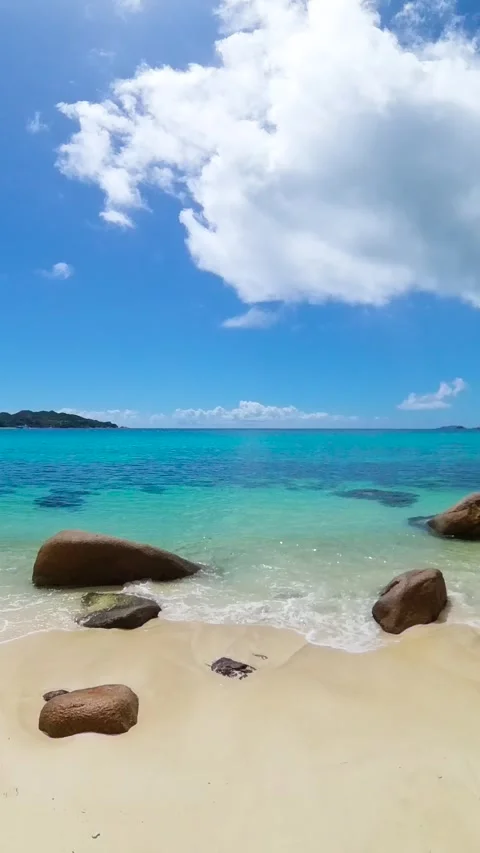 White sandy beach with large granite rocks and blue ocean. Seychelles, Praslin. Stock Footage 303469890