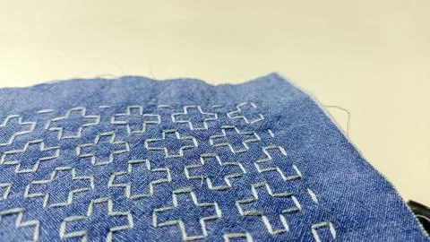 White Sashiko Geometric Pattern on Blue Fabric. Fotos de archivo