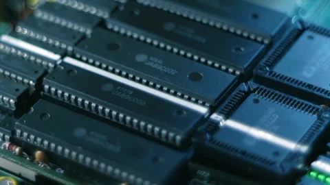 White scanning beam moves on a microchips in a circuit board 库存影片 313220883