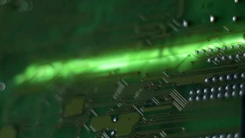 White scanning beam is projected onto an electronic circuit board 库存影片 313179861
