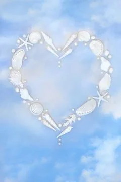 White Seashell and Pearl Heart Shape Wreath 写真素材