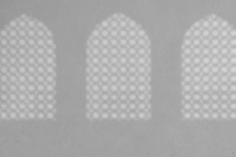 White shadow of three arched mosque windows on the wall Illustrazione stock