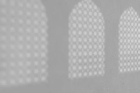 White shadow of three arched mosque windows on the wall Illustrazione stock
