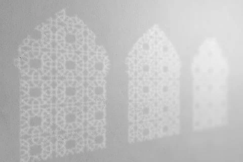 White shadow of three arched mosque windows on the wall Illustrazione stock