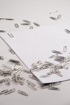 White sheet of paper for notes and paper clip Foto stock
