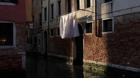 White Sheets In Wind Above Venice Canal Stockbeeldmateriaal 281055305