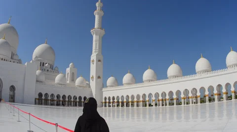 The white Sheikh Zayed Grand Mosque in Abu Dhabi in the UAE the worlds 8th Vídeo Stock 37211683